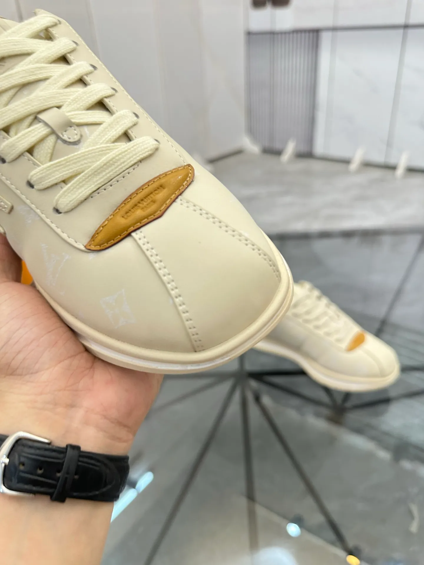 Men's shoes: 💰P700¥ Top quality Product trademark: LV* "Louis Vuitton*" low-top casual shoes Regular size: 35-45 (can be customized to 46) Couple style Product materials: Imported cowhide upper, breathable lining, original outsole. Number: two